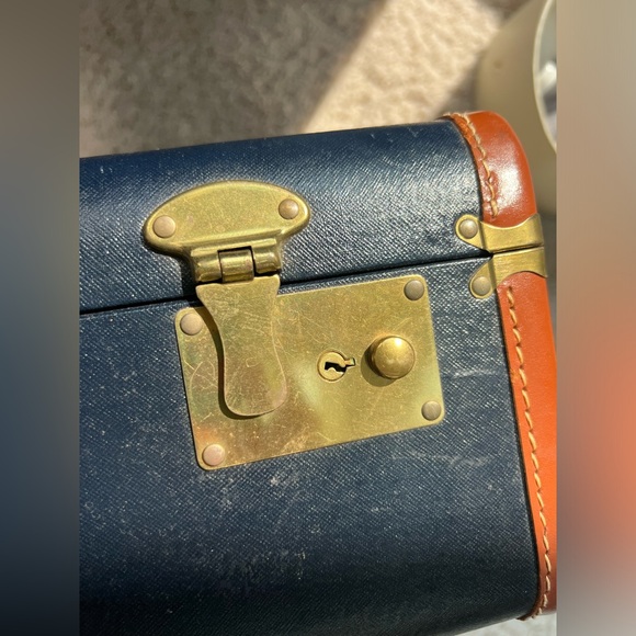 Gorgeous 💙🤎 Vintage Navy Leather Trimmed Trim Suitcase Navy Silk Lining KEY!! - Picture 5 of 15